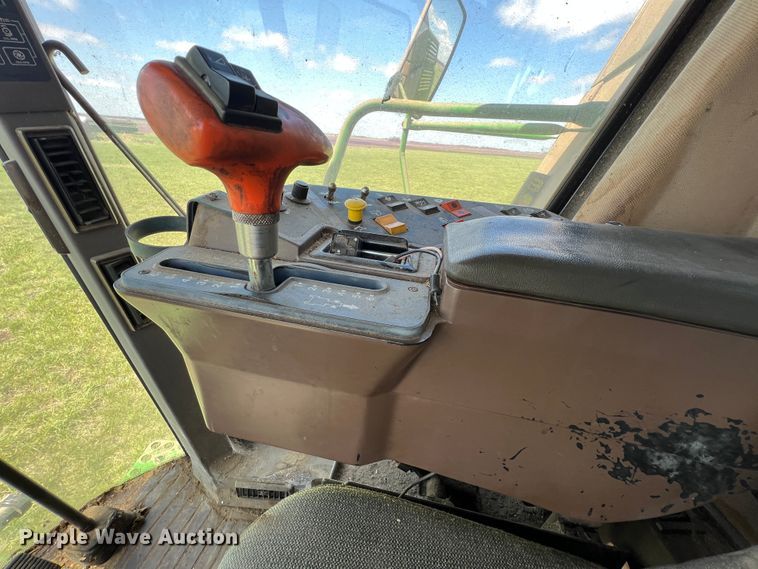 image for item JQ9043 1990 John Deere 9500  combine