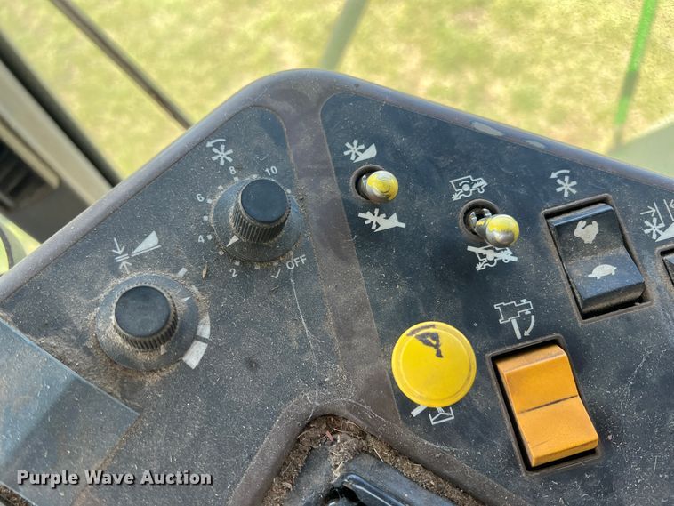 image for item JQ9043 1990 John Deere 9500  combine