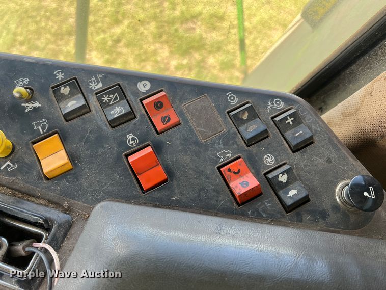 image for item JQ9043 1990 John Deere 9500  combine