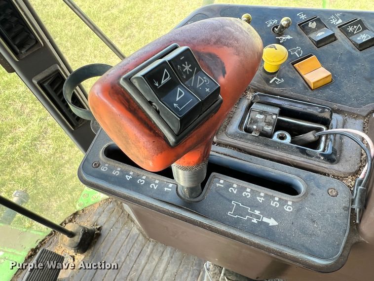 image for item JQ9043 1990 John Deere 9500  combine