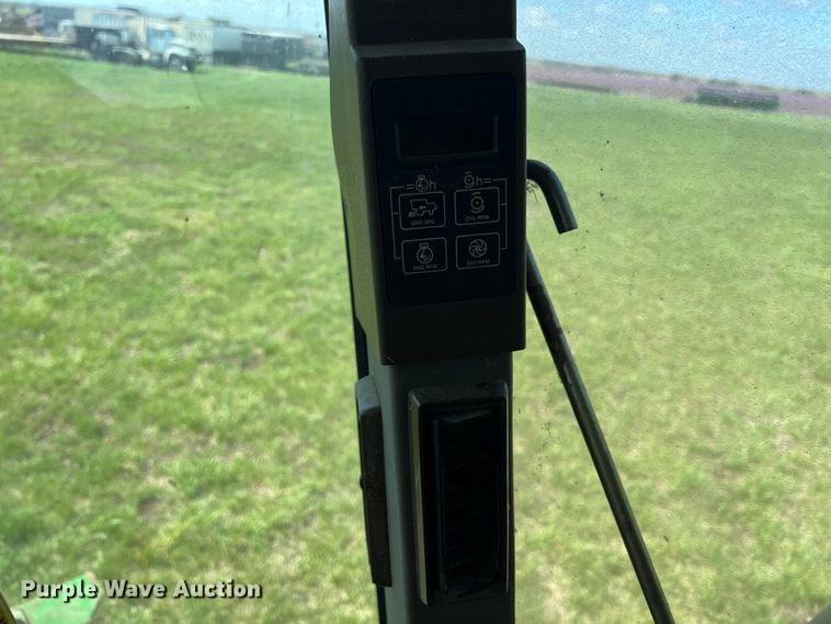 image for item JQ9043 1990 John Deere 9500  combine