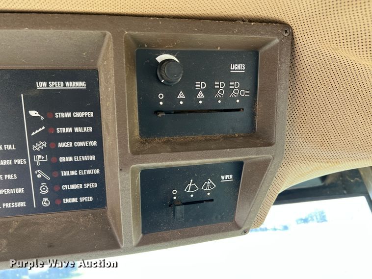 image for item JQ9043 1990 John Deere 9500  combine