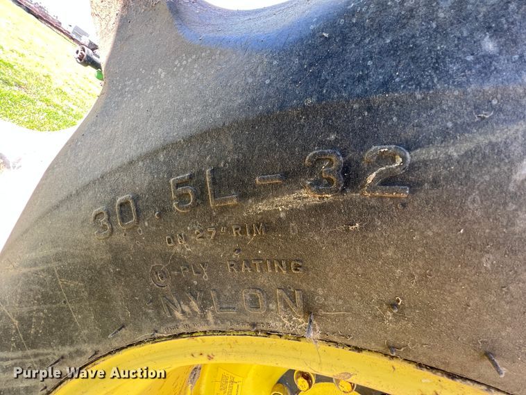 image for item JQ9043 1990 John Deere 9500  combine