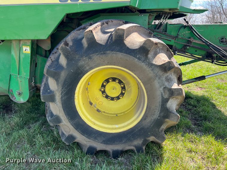 image for item JQ9043 1990 John Deere 9500  combine