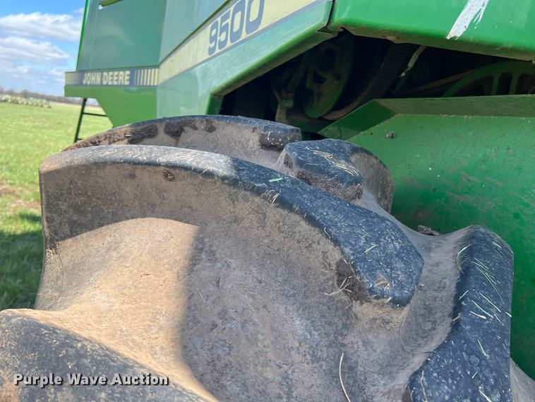 image for item JQ9043 1990 John Deere 9500  combine