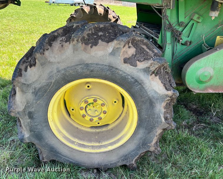 image for item JQ9043 1990 John Deere 9500  combine