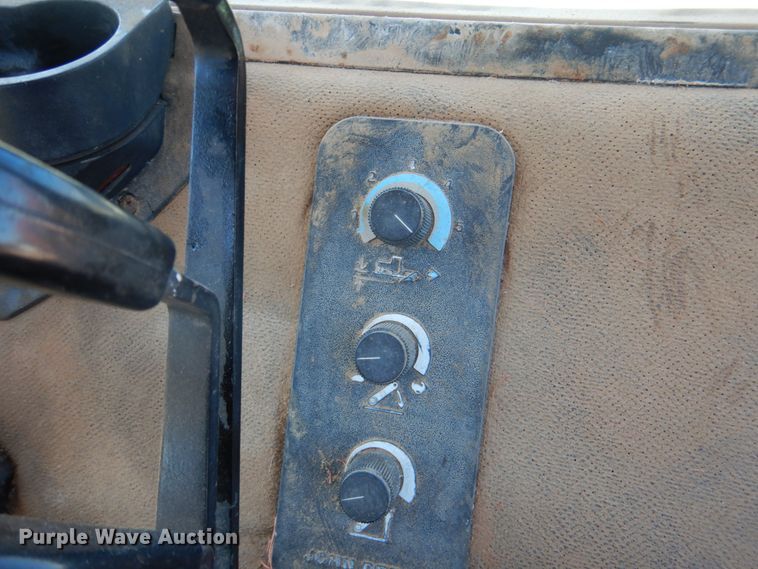 image for item KP9242 1989 John Deere 4955  MFWD tractor