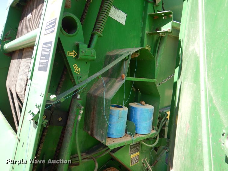 image for item KP9243 1998 John Deere 566  round baler