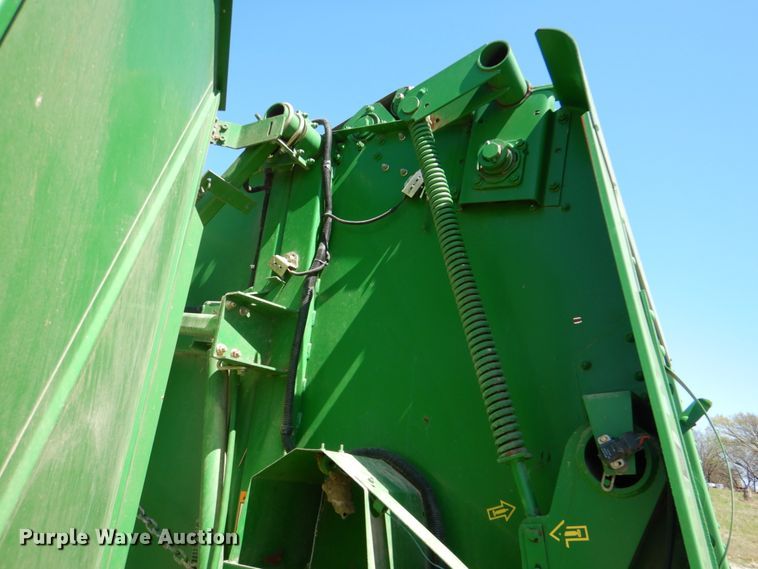 image for item KP9243 1998 John Deere 566  round baler