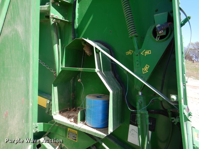 image for item KP9243 1998 John Deere 566  round baler