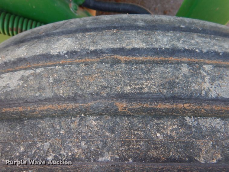 image for item KP9243 1998 John Deere 566  round baler