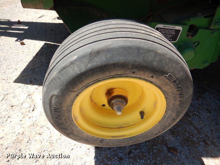 image for item KP9243 1998 John Deere 566  round baler