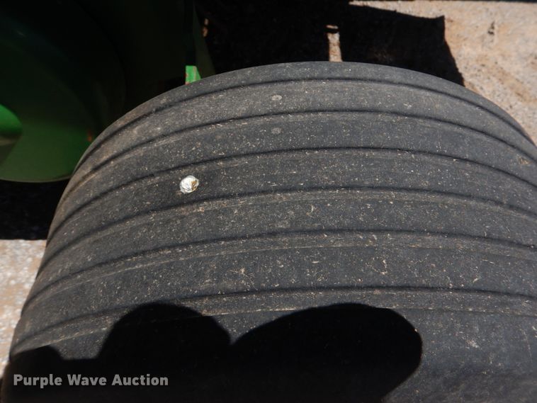 image for item KP9243 1998 John Deere 566  round baler