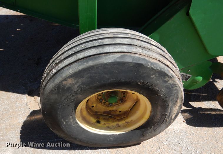 image for item KP9243 1998 John Deere 566  round baler