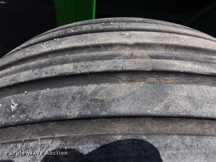 image for item KP9243 1998 John Deere 566  round baler