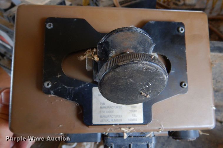 image for item KP9243 1998 John Deere 566  round baler