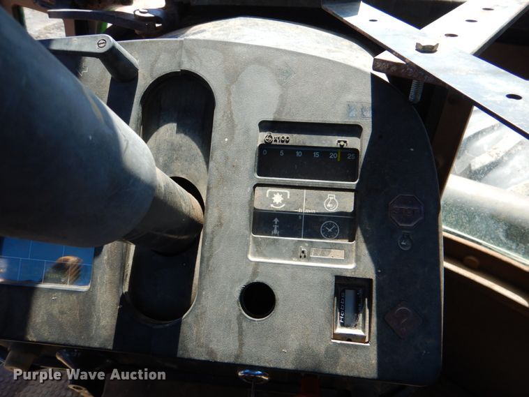 image for item KP9246 1983 John Deere 8650  4WD tractor