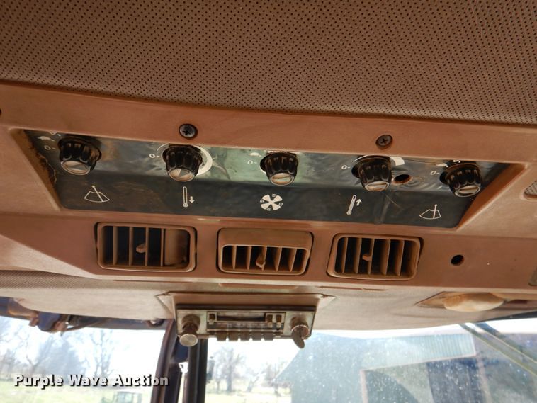 image for item KP9246 1983 John Deere 8650  4WD tractor