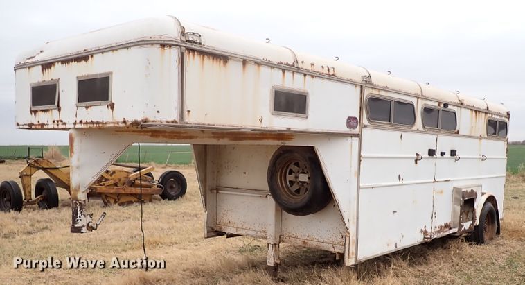 1986 Perry livestock trailer in Loyal, OK | Item KR9678 sold | Purple Wave