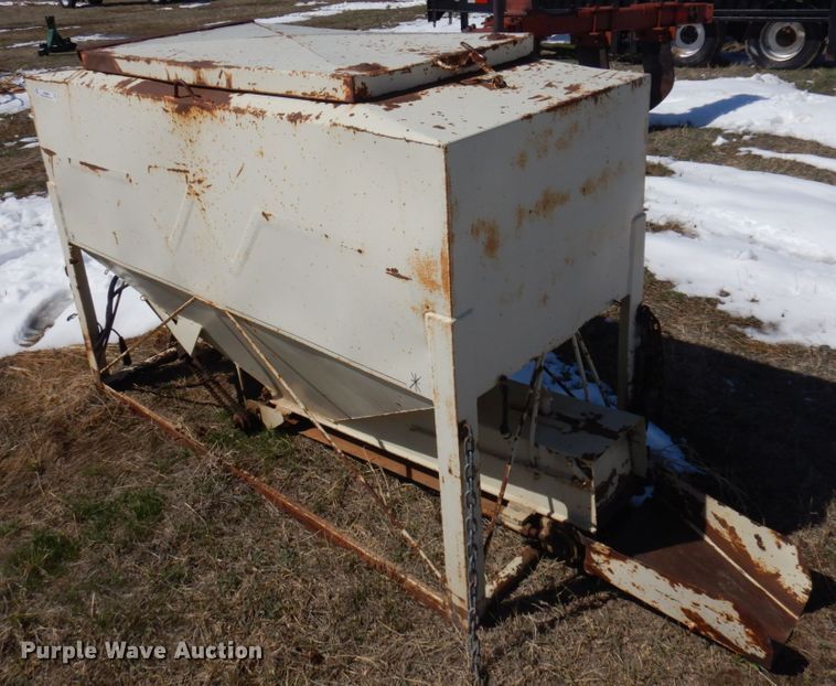 image for item KU9689 Welker  cake feeder