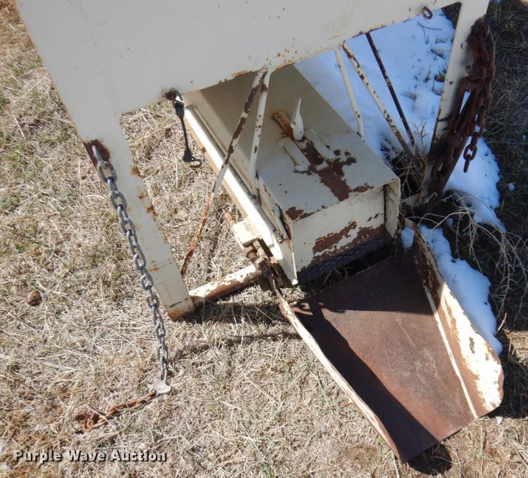 image for item KU9689 Welker  cake feeder