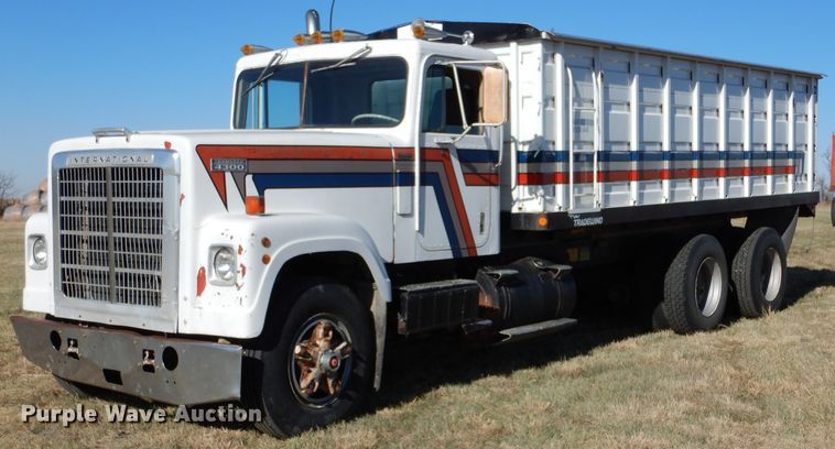 image for item LJ9913 1977 International Transtar 4300  grain truck