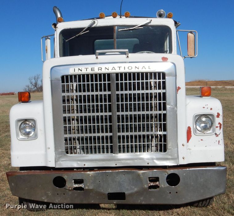 image for item LJ9913 1977 International Transtar 4300  grain truck