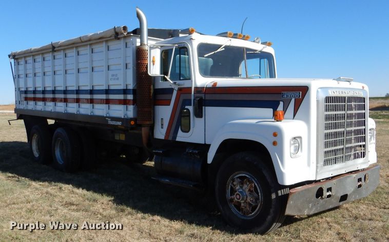 image for item LJ9913 1977 International Transtar 4300  grain truck