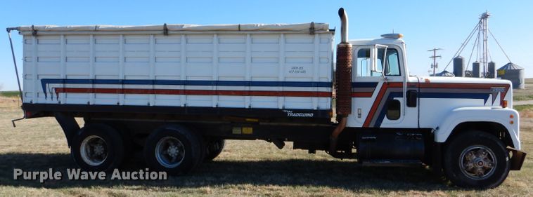 image for item LJ9913 1977 International Transtar 4300  grain truck