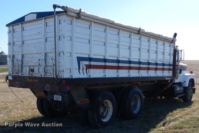 image for item LJ9913 1977 International Transtar 4300  grain truck