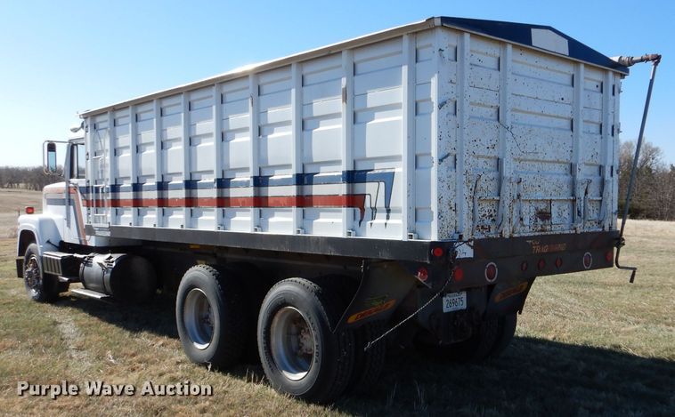 image for item LJ9913 1977 International Transtar 4300  grain truck