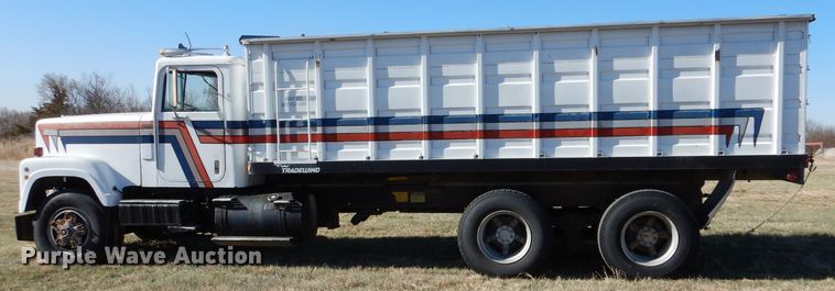 image for item LJ9913 1977 International Transtar 4300  grain truck