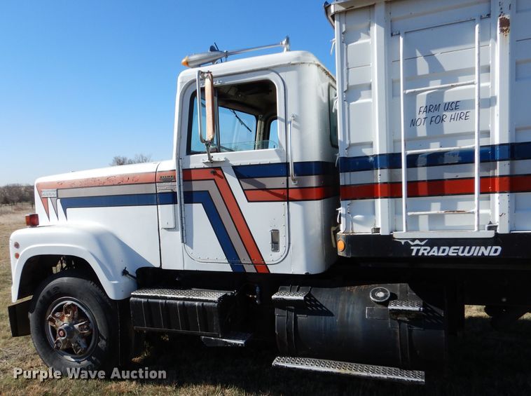 image for item LJ9913 1977 International Transtar 4300  grain truck