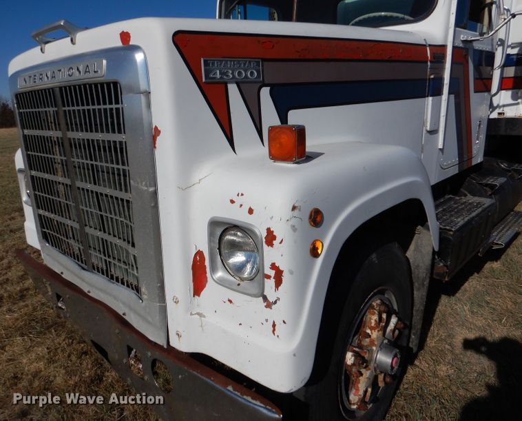 image for item LJ9913 1977 International Transtar 4300  grain truck