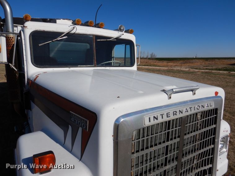 image for item LJ9913 1977 International Transtar 4300  grain truck