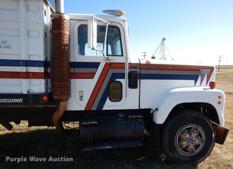 image for item LJ9913 1977 International Transtar 4300  grain truck