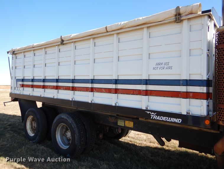 image for item LJ9913 1977 International Transtar 4300  grain truck