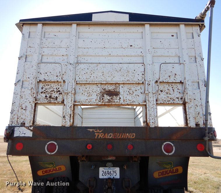 image for item LJ9913 1977 International Transtar 4300  grain truck