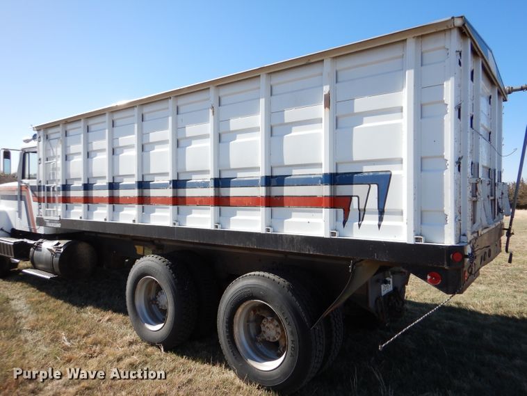 image for item LJ9913 1977 International Transtar 4300  grain truck