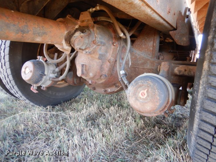 image for item LJ9913 1977 International Transtar 4300  grain truck