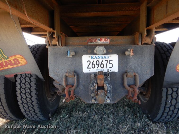 image for item LJ9913 1977 International Transtar 4300  grain truck