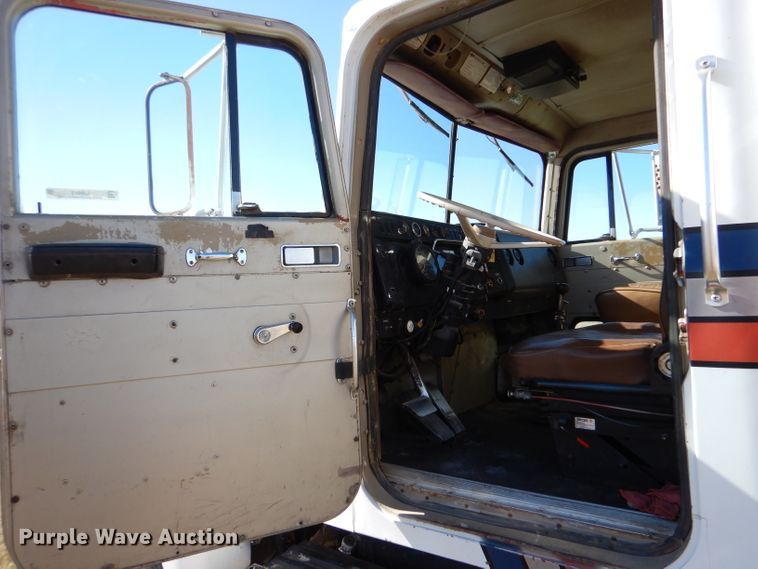 image for item LJ9913 1977 International Transtar 4300  grain truck