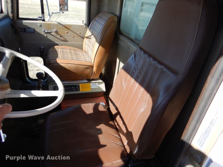 image for item LJ9913 1977 International Transtar 4300  grain truck