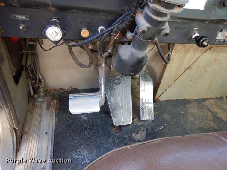 image for item LJ9913 1977 International Transtar 4300  grain truck