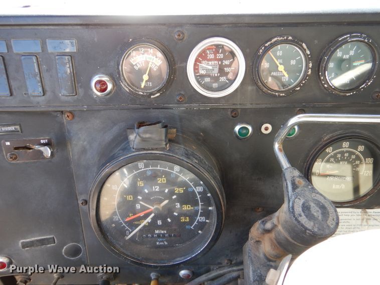 image for item LJ9913 1977 International Transtar 4300  grain truck