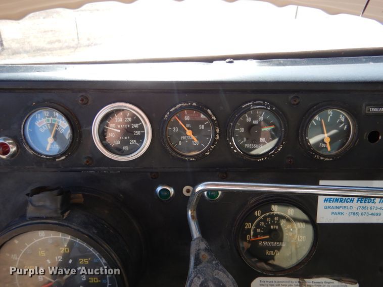 image for item LJ9913 1977 International Transtar 4300  grain truck