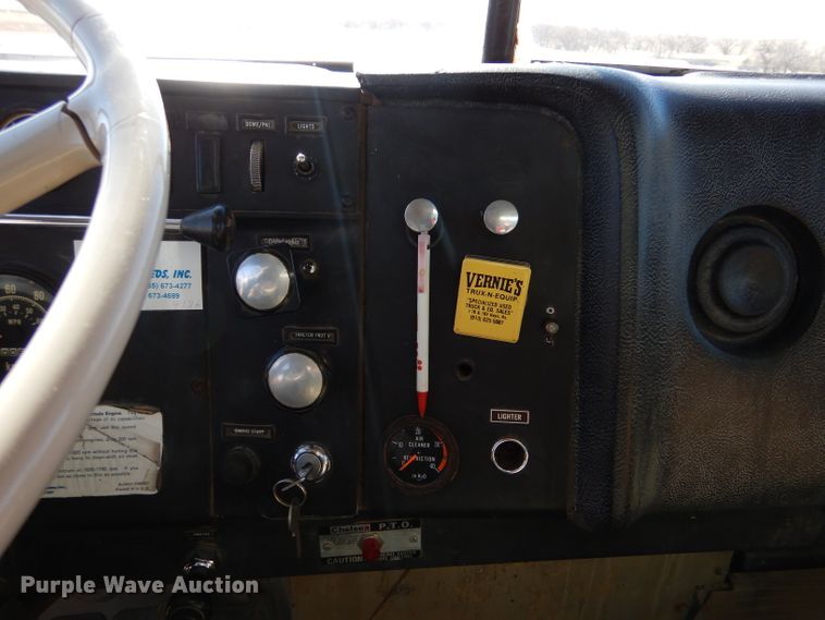 image for item LJ9913 1977 International Transtar 4300  grain truck