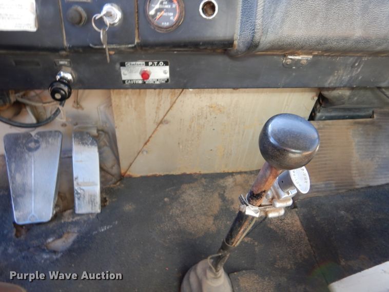 image for item LJ9913 1977 International Transtar 4300  grain truck