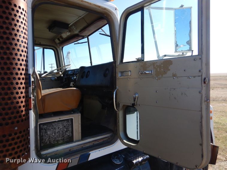 image for item LJ9913 1977 International Transtar 4300  grain truck