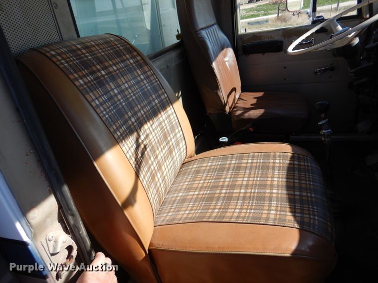 image for item LJ9913 1977 International Transtar 4300  grain truck